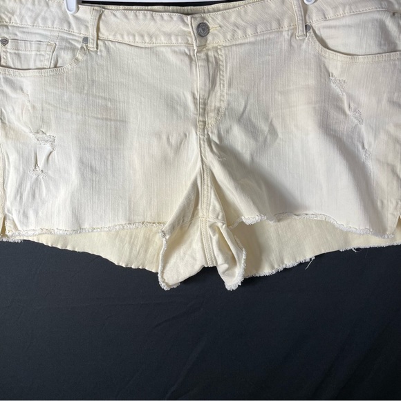 Torrid Cream Distressed Cut Off Raw Hem
Shorts Size 26 - Picture 3 of 11